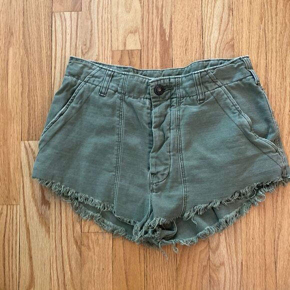 Free People green shorts raw edge adorable nice pockets sz 26 see waist photo - Picture 1 of 7